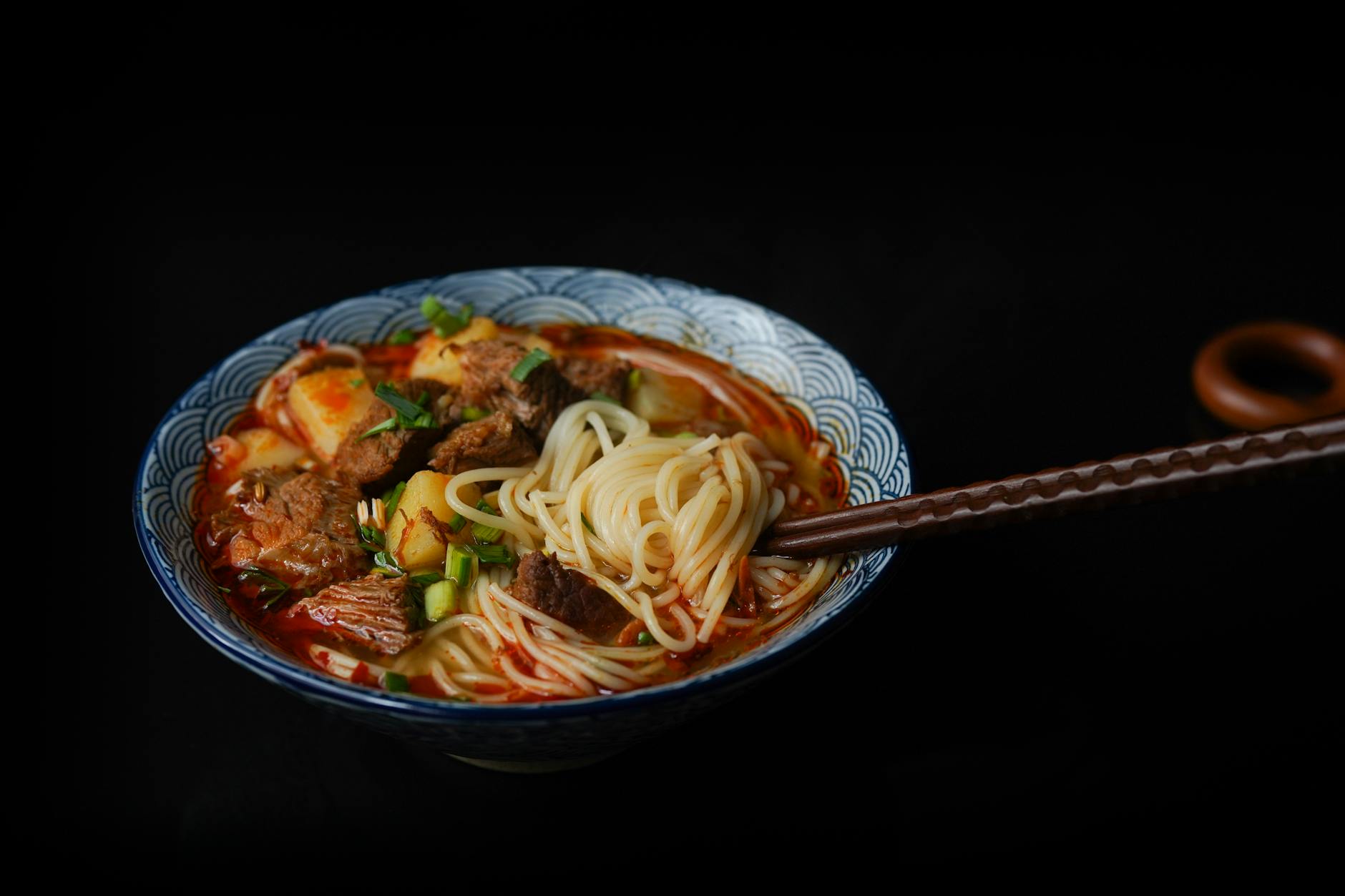 cooked noodles on ceramic bowl