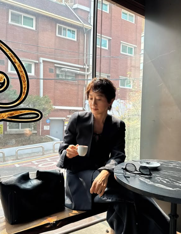 김희애가 지킨다는 밤 10시 취침…피부 관리의 핵심은 수면이었다